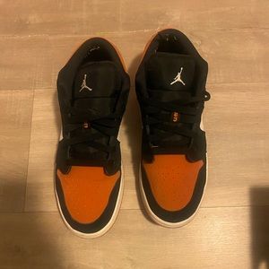 Authentic Jordan 1 Low Shattered Backboard (GS) in a size 6.5. Great condition!